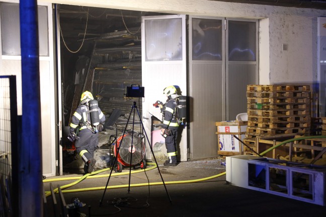 Brand in einer Firmenhalle in Traun