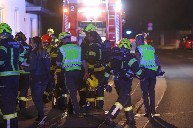 Brand in einer Firmenhalle in Traun