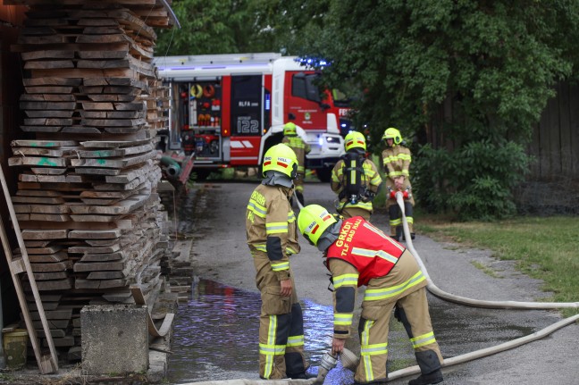 Neun Feuerwehren bei Brand einer Gerätehalle in Waldneukirchen im Einsatz