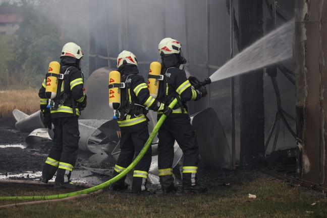 Neun Feuerwehren bei Brand einer Gerätehalle in Waldneukirchen im Einsatz