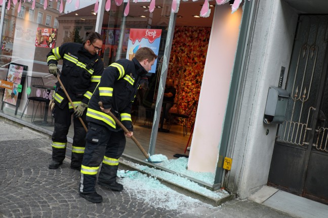 Auto kracht bei missglücktem Parkmanöver in Wels-Innenstadt in Donut-Geschäft