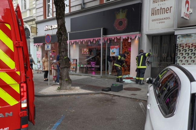 Auto kracht bei missglücktem Parkmanöver in Wels-Innenstadt in Donut-Geschäft