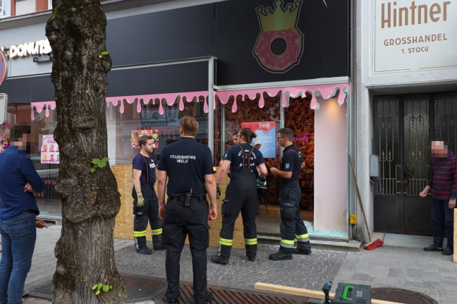 Auto kracht bei missglücktem Parkmanöver in Wels-Innenstadt in Donut-Geschäft