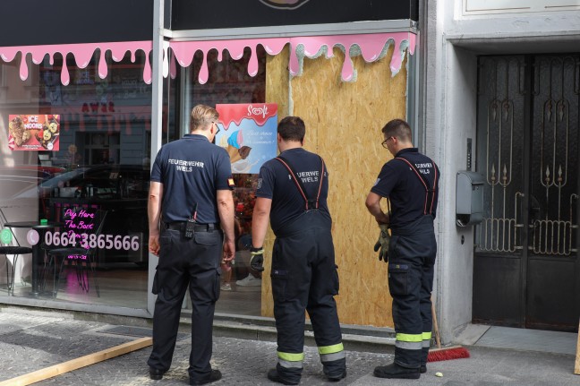 Auto kracht bei missglücktem Parkmanöver in Wels-Innenstadt in Donut-Geschäft