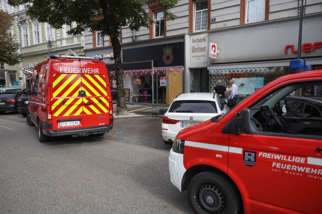 Auto kracht bei missglücktem Parkmanöver in Wels-Innenstadt in Donut-Geschäft