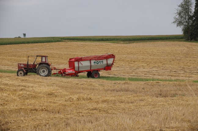 Landwirt (67) bei Mharbeiten in Michaelnbach von Traktor berrollt und dabei schwer verletzt