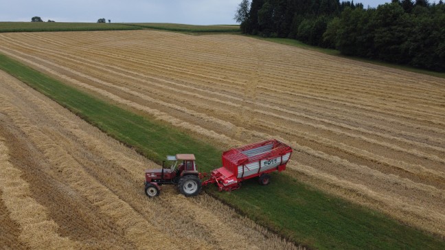 Landwirt (67) bei Mharbeiten in Michaelnbach von Traktor berrollt und dabei schwer verletzt