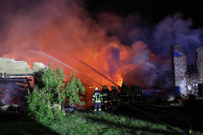 Elf Feuerwehren bei Brand eines ehemaligen Wirtschaftstraktes in Niederthalheim im Einsatz