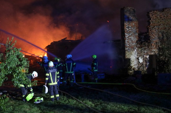 Elf Feuerwehren bei Brand eines ehemaligen Wirtschaftstraktes in Niederthalheim im Einsatz