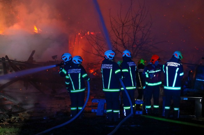 Elf Feuerwehren bei Brand eines ehemaligen Wirtschaftstraktes in Niederthalheim im Einsatz