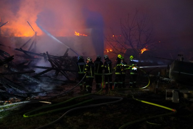 Elf Feuerwehren bei Brand eines ehemaligen Wirtschaftstraktes in Niederthalheim im Einsatz