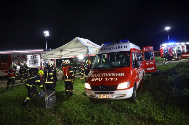 Elf Feuerwehren bei Brand eines ehemaligen Wirtschaftstraktes in Niederthalheim im Einsatz