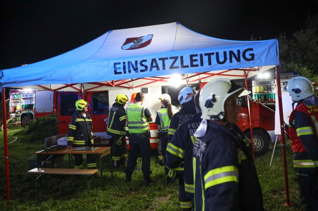 Elf Feuerwehren bei Brand eines ehemaligen Wirtschaftstraktes in Niederthalheim im Einsatz