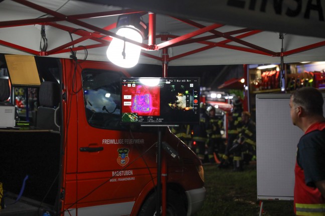 Elf Feuerwehren bei Brand eines ehemaligen Wirtschaftstraktes in Niederthalheim im Einsatz