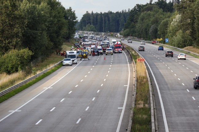 Zwei Schwerverletzte bei Verkehrsunfall auf Westautobahn in Sipbachzell