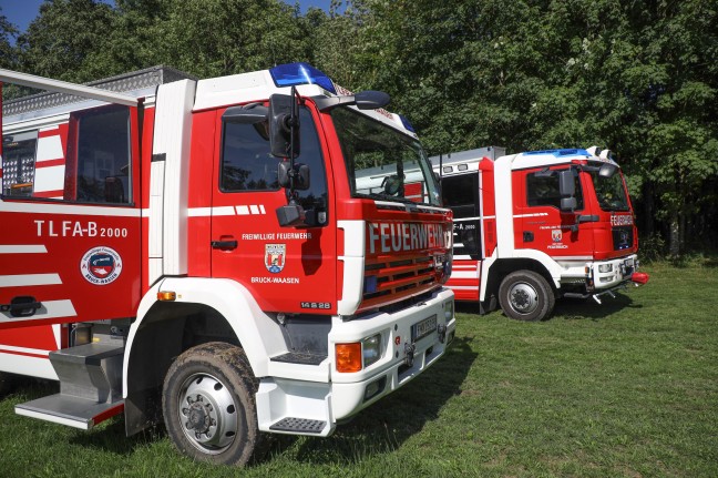 Fnf Feuerwehren bei Brand eines Heuhaufens in einer Waldlichtung in Peuerbach im Einsatz