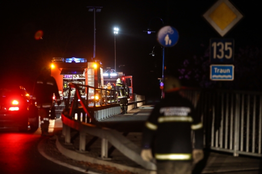 Suchaktion nach nächtlichem Verkehrsunfall in Roitham am Traunfall