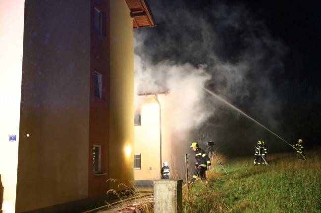 Vollbrand einer Wohnung: Drei Feuerwehren bei Mehrparteienwohnhaus in Gallspach im Einsatz