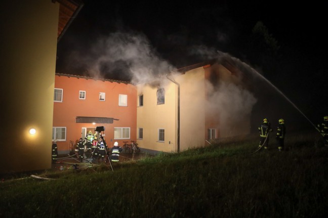 Vollbrand einer Wohnung: Drei Feuerwehren bei Mehrparteienwohnhaus in Gallspach im Einsatz