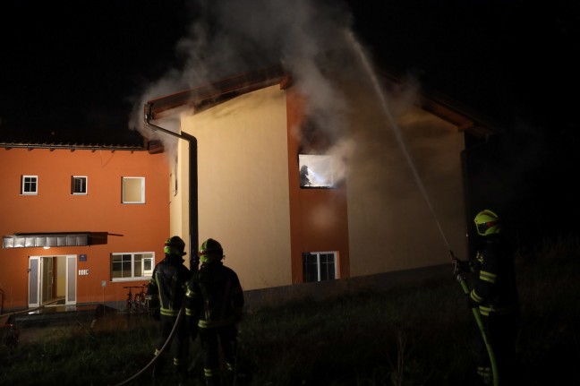 Vollbrand einer Wohnung: Drei Feuerwehren bei Mehrparteienwohnhaus in Gallspach im Einsatz