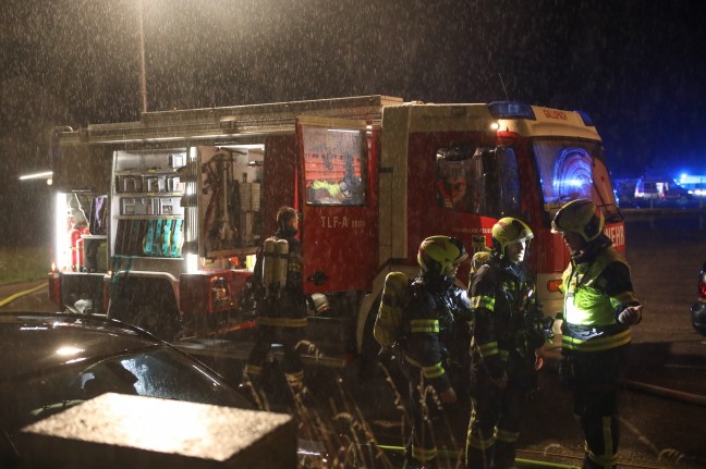 Vollbrand einer Wohnung: Drei Feuerwehren bei Mehrparteienwohnhaus in Gallspach im Einsatz