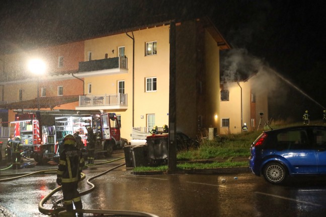 Vollbrand einer Wohnung: Drei Feuerwehren bei Mehrparteienwohnhaus in Gallspach im Einsatz