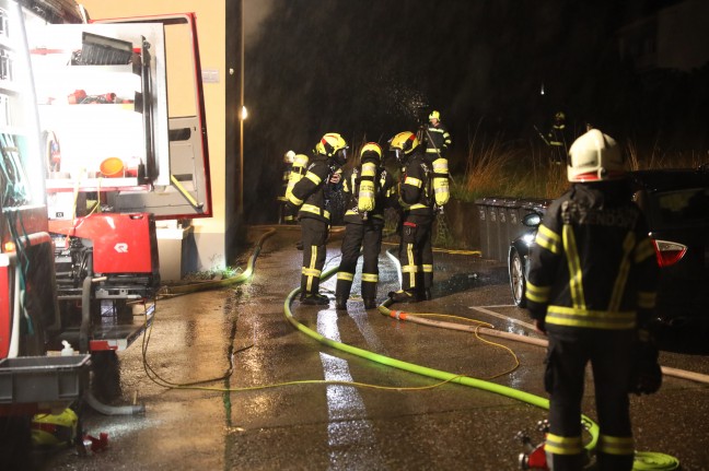 Vollbrand einer Wohnung: Drei Feuerwehren bei Mehrparteienwohnhaus in Gallspach im Einsatz