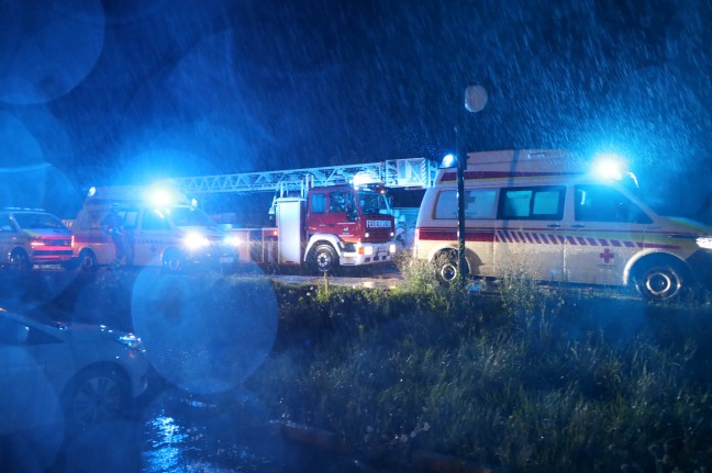 Vollbrand einer Wohnung: Drei Feuerwehren bei Mehrparteienwohnhaus in Gallspach im Einsatz