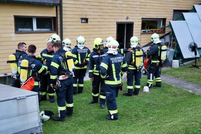 Drei Feuerwehren bei Verpuffung in einer Heizungslanlage in einem Wohnhaus in Steyregg im Einsatz