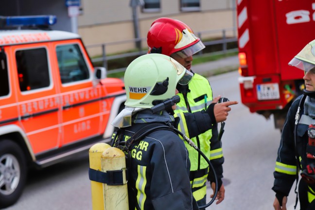 Drei Feuerwehren bei Verpuffung in einer Heizungslanlage in einem Wohnhaus in Steyregg im Einsatz