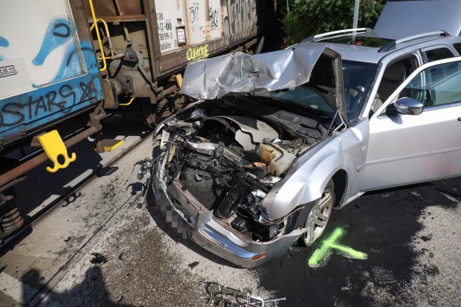 Auto auf Bahnbergang in Laakirchen mit Gterzug kollidiert