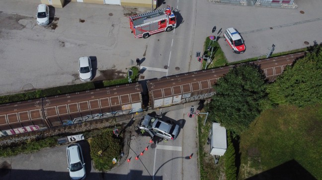 Auto auf Bahnbergang in Laakirchen mit Gterzug kollidiert