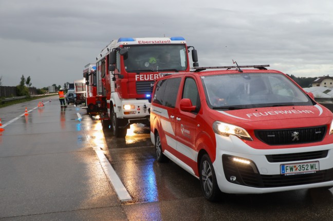 Fünf teils Schwerverletzte bei Verkehrsunfall auf Westautobahn in Eberstalzell