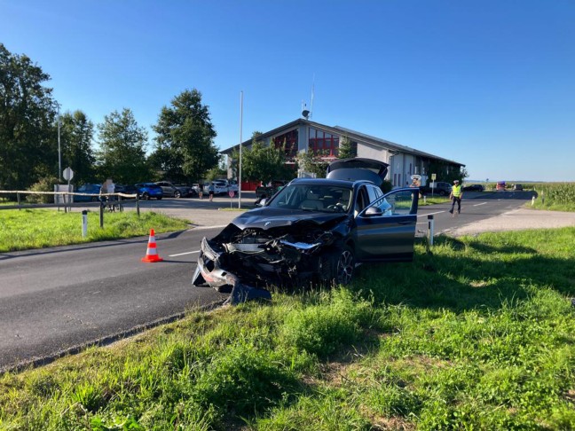 Heftiger Kreuzungscrash zwischen PKW und PKW samt Anhnger in Ohlsdorf