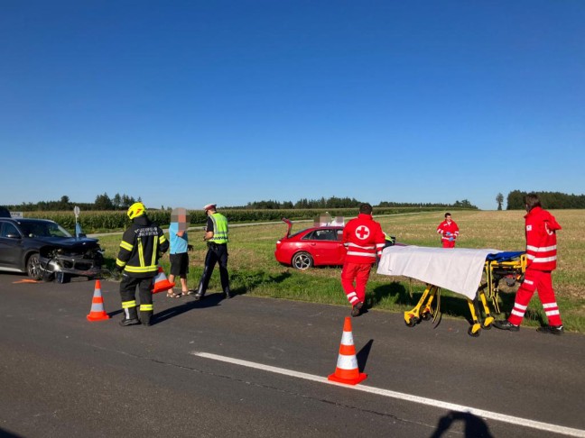 Heftiger Kreuzungscrash zwischen PKW und PKW samt Anhänger in Ohlsdorf