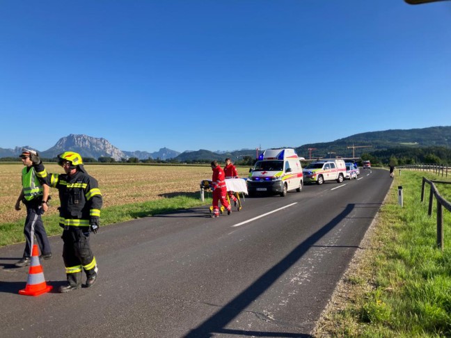 Heftiger Kreuzungscrash zwischen PKW und PKW samt Anhänger in Ohlsdorf