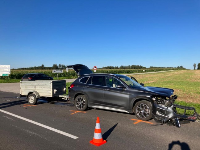 Heftiger Kreuzungscrash zwischen PKW und PKW samt Anhnger in Ohlsdorf