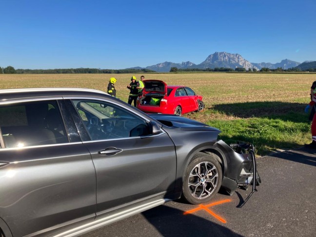 Heftiger Kreuzungscrash zwischen PKW und PKW samt Anhänger in Ohlsdorf