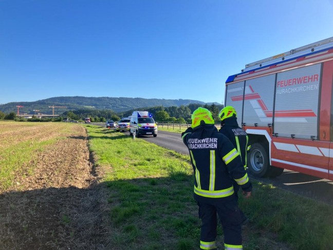 Heftiger Kreuzungscrash zwischen PKW und PKW samt Anhänger in Ohlsdorf