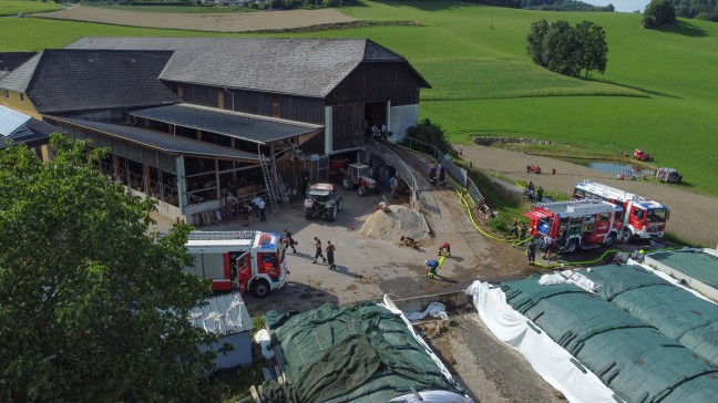 Großbrand verhindert: Zwölf Feuerwehren bei Brand auf Bauernhof in St. Veit im Mühlkreis im Einsatz