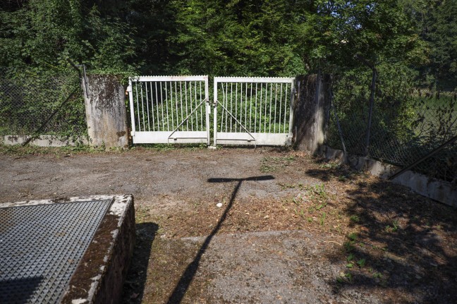 Tor berklettert: Feuerwehr befreit in Ohlsdorf zwischen zwei Torsegmenten eingeklemmten Mann