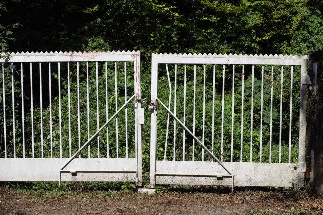 Tor berklettert: Feuerwehr befreit in Ohlsdorf zwischen zwei Torsegmenten eingeklemmten Mann