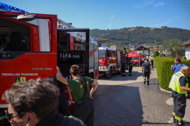 Vier Feuerwehren bei Schwelbrand in einem Bungalowhaus in Altmünster im Einsatz