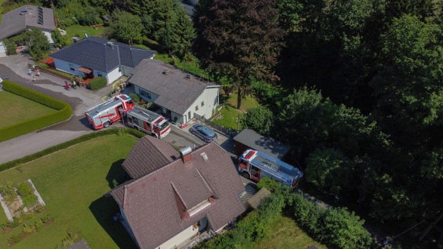 Vier Feuerwehren bei Schwelbrand in einem Bungalowhaus in Altmnster im Einsatz