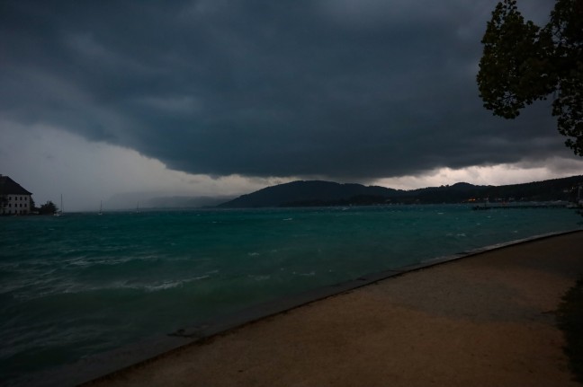 Personenrettungen und Bootsbergungen bei aufziehendem Gewitter im oberösterreichischen Seengebiet