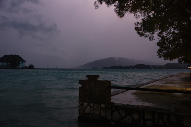 Personenrettungen und Bootsbergungen bei aufziehendem Gewitter im oberösterreichischen Seengebiet