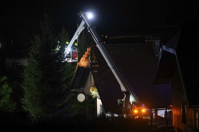 Blitzeinschlag: Gewitter spaltet Dachbalken bei einem Wohnhaus in Altmnster