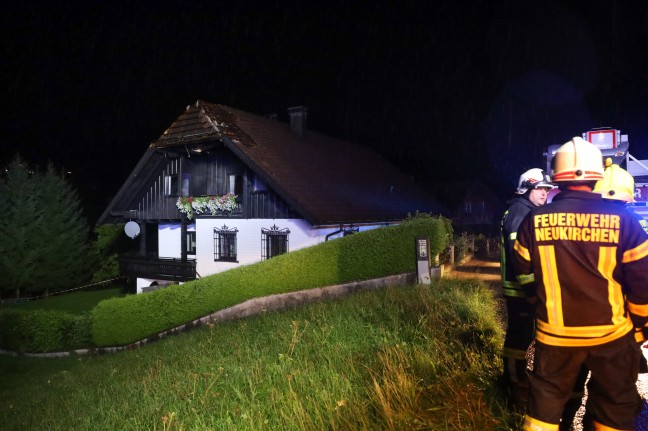 Blitzeinschlag: Gewitter spaltet Dachbalken bei einem Wohnhaus in Altmnster