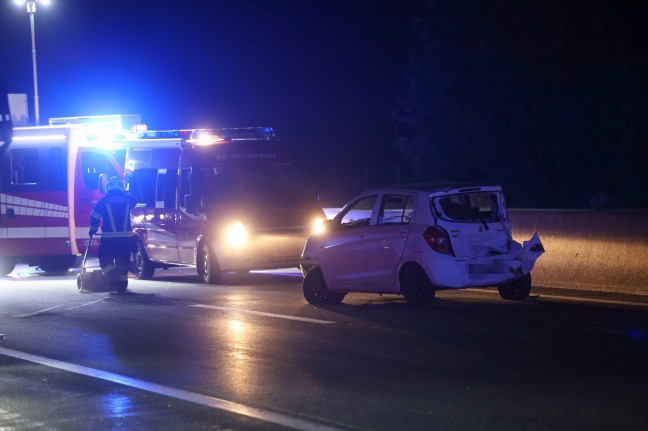 Schwerer Verkehrsunfall mit berschlagenem Fahrzeug auf Westautobahn bei Roitham am Traunfall