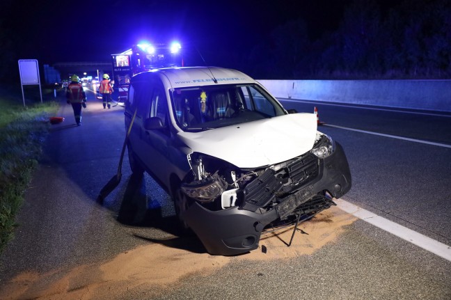 Schwerer Verkehrsunfall mit überschlagenem Fahrzeug auf Westautobahn bei Roitham am Traunfall